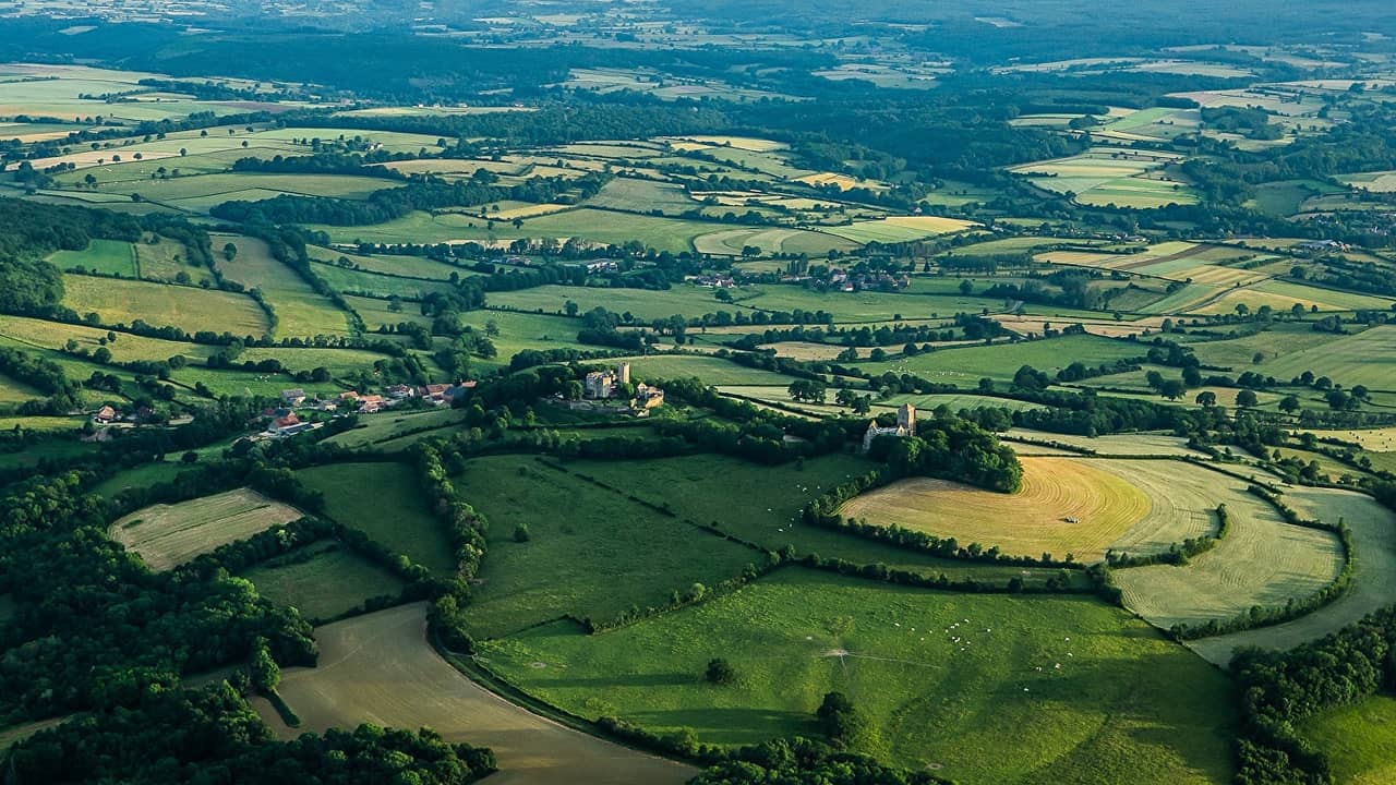 Vue aérienne des paysages de l'Auxois Morvan